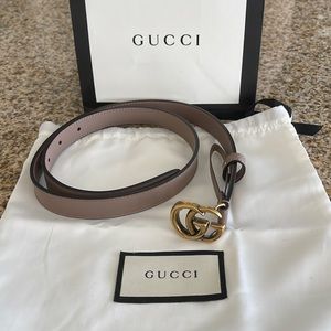 Gucci belt in dusty pink. Thin leather belt with double G buckle.